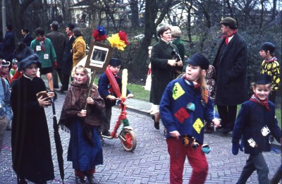 Kinderen lopen mee in de kinderoptocht. Vught, 1971