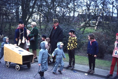 Kinderen verkleed als muizen tijdens de kinderoptocht, Vught, 1971