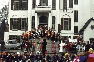 Kinderen tijdens de kinderoptocht op dinsdagmiddag. Vught, ca. 1972