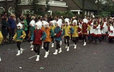 Kinderen (vermoedelijk van de Boarze Piepers) bij de kinderoptocht. Vught, 1973