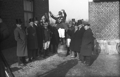 Huldiging van de winnaar van de Metworstrennen, Boxmeer jaren 30 (foto: Fotopersbureau Het Zuiden, collectie BHIC nr. BOX1174)