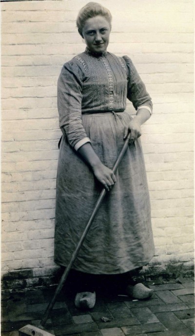 Dienstbode van de familie Van de Sande-Derks, Best ca. 1912 (foto: Andries Nielen, collectie BHIC nr. DCVAR-000841) 