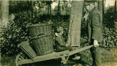 Boer met mand en kruiwagen op weg naar de aardappelen, Boxtel ca. 1912 (foto: Andries Nielen, collectie BHIC nr. DCVAR-000860) 