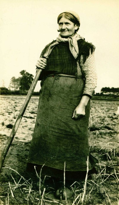 Boerin aan het werk op het land, Cuijk ca. 1912 (foto: Andries Nielen, collectie BHIC nr. DCVAR-000869) 