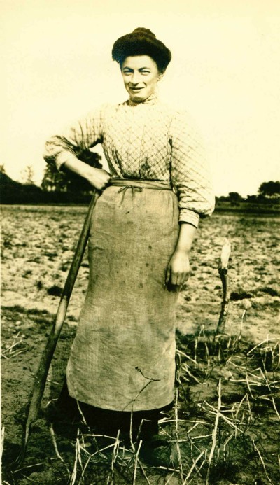 Boerin aan het werk op het land, Cuijk ca. 1912 (foto: Andries Nielen, collectie BHIC nr. DCVAR-000870) 