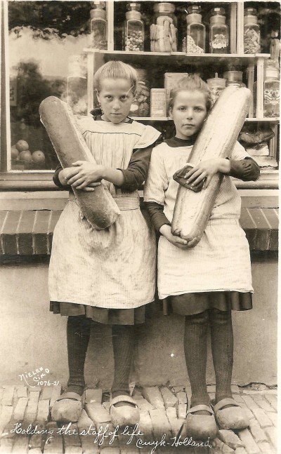 Meisjes met broden voor de etalage van een kruidenier, Cuijk ca. 1921 (foto: Andries Nielen, collectie BHIC nr. DCVAR-000873)