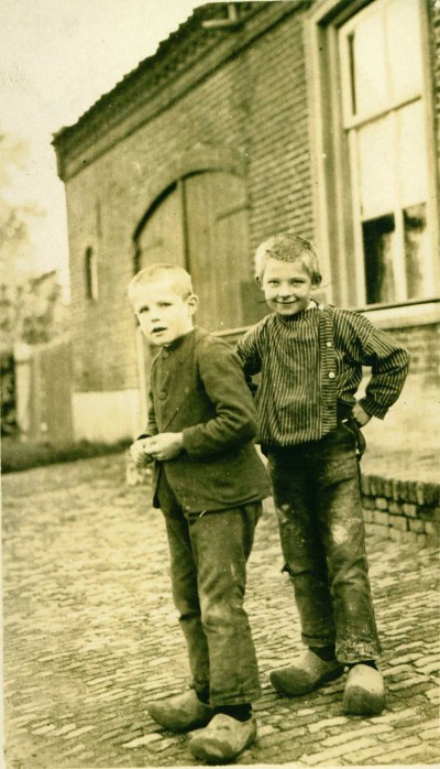Boerenjongens bij de molen, Haps ca. 1907 (foto: Andries Nielen, collectie BHIC nr. DCVAR-000884) 