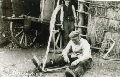 Het slijpen van een zeis, Haps ca. 1910 (foto Andries Nielen, collectie BHIC nr. DCVAR-000893)