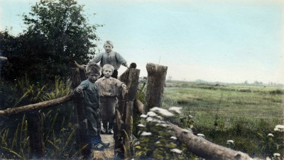 Jongens op de brug, Haps ca. 1912 (foto: Andries Nielen, collectie BHIC nr. DCVAR-000896)