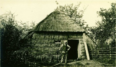 Petrus Nelissen bij rieten hut aan de Graafsedijk, Haps ca. 1912 (foto: Andries Nielen, collectie BHIC nr. DCVAR-000899)