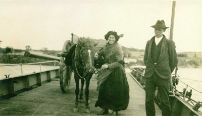 Onbekend echtpaar op het veerpont over de Maas, Oeffelt ca. 1910 (foto: Andries Nielen, collectie BHIC nr. DCVAR-000915)