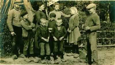Het gezin van Mina Hegmans en Jan Graat met opa Peter Hegmans links, Oeffelt ca. 1912 (foto: Andries Nielen, collectie BHIC nr. DCVAR-000920)
