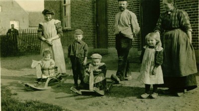 Het gezin van Peter Aben en Anna Jacobs, Oeffelt ca. 1912 (foto: Andries Nielen, collectie BHIC nr. DCVAR-000934)