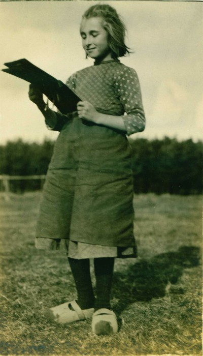 Maria van Loon, Oeffelt ca. 1912 (foto: Andries Nielen, collectie BHIC nr. DCVAR-000936)