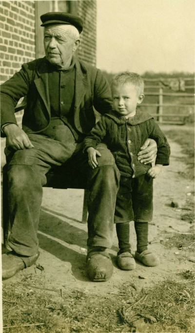Opa Antoon Hendriks en kleinzoon Hendrikus, Oeffelt ca. 1912 (foto: Andries Nielen, collectie BHIC nr. DCVAR-000938)