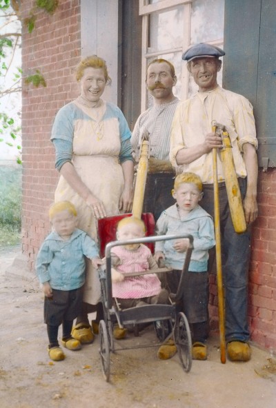 Het gezin Maria Keijzers en Hendrikus Ermers, Oeffelt ca. 1921 (foto: Andries Nielen, collectie BHIC nr. DCVAR-000940)