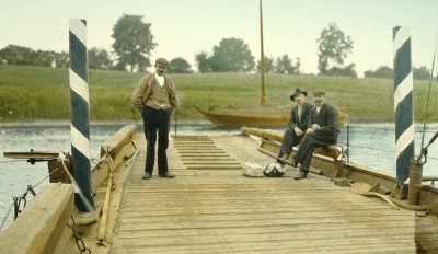 Het veerpont Sambeek-Afferden, Sambeek ca. 1911 (foto: Andries Nielen, collectie BHIC nr. DCVAR-000957)