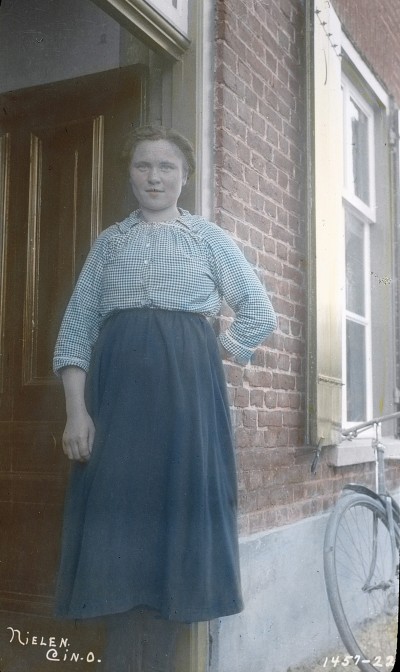 Dienstmeisje van Van de Kamp-Wijnen, Wanroij ca. 1922 (foto: Andries Nielen, collectie BHIC nr. DCVAR-000987)