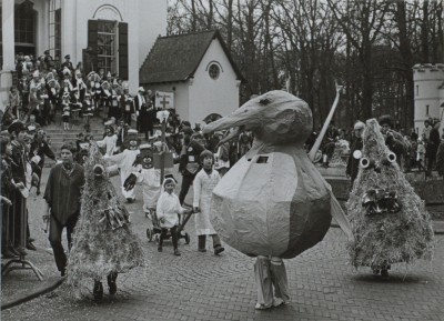 Kinderoptocht tijdens carnaval. Vught, ca. 1973