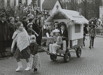Kinderoptocht tijdens carnaval. Vught, 1973