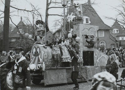 Kinderoptocht tijdens de carnaval. Vught, ca. 1973