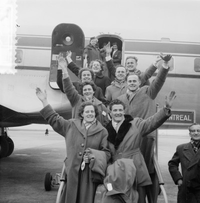 Foto: vier van de bruidsparen verrtekken naar Canada, Schiphol 26 maart 1954 (foto: J.D. Noske/Anefo, collectie Nationaal Archief nr. 2.24.01.03_0_906-3567)