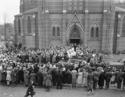 foto: Bruidsparen en toeschouwers verzemelen zich bij de Sint Petruskerk, Oisterwijk 1954 (foto: Van Duinen/Anefo, collectie Nationaal Archief nr. 2.24.01.04_0_906-3136)