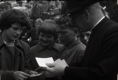 De pastoor deelt bonnetjes uit. Haaren, 1958
