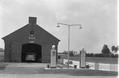 Een Esso tankstation. Helvoirt, 1951