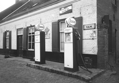 De benzinepomp van de firma van Hooft aan de Hoofdstraat in Schijndel, 1952