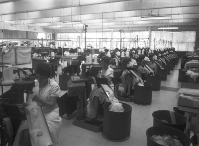 Vrouwen aan het werk in het atelier van Jansen de Wit, Schijndel 1961 (foto: Fotopersbureau Het Zuiden, collectie BHIC nr. 1632-004213)
