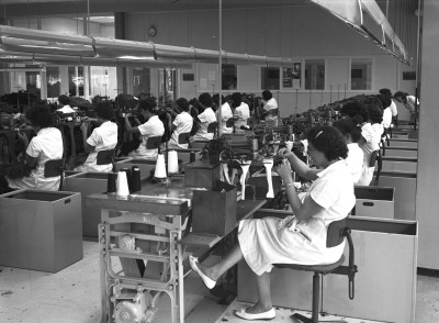 Kousen maken bij Jansen de Wit, Schijndel 1961 (foto: Fotopersbureau Het Zuiden, collectie BHIC nr. 1632-004215)