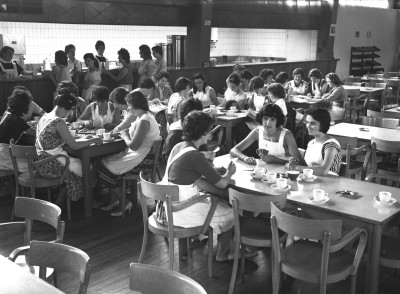 Koffie drinken , dammen en kaarten in de kantine van Jansen de Wit, Schijndel 1961 (foto: Fotopersbureau Het Zuiden, collectie BHIC nr. 1632-004221)