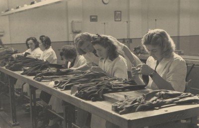 Vrouwen aan het werk in vermoedelijk de kousenfabriek Jansen de Wit.