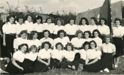 Groepsportret van jonge vrouwen in Udenhout, vermoedelijk Kajotters