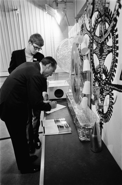 Prins Bernhard opent het jeugdlaboratorium van het Evoluon. Eindhoven, 1969