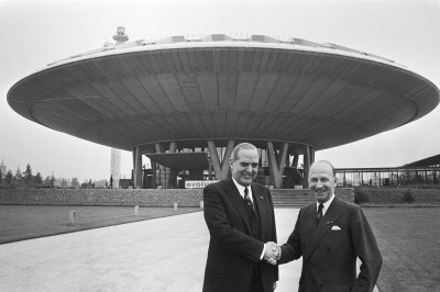 Afscheid president directeur ir. F. Philips (l), hij schudt de hand van president-directeur H. van Riemsdijk voor het Evoluon