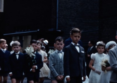 Communicantjes onderweg naar de kerk. 's-Hertogenbosch, 1959