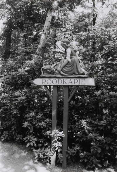 Het wegwijzerbord van Roodkapje. Kaatsheuvel, 1990