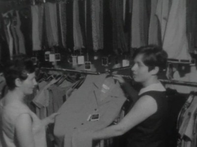 winkeljuffrouw toont kleding