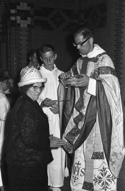 Moeder Somers ontvangt de communie van haar zoon, Vorstenbosch 1966 (foto: Fotopersbureau Het Zuiden, collectie BHIC nr. 1656-000070)