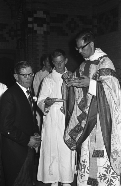 Vader Somers ontvangt de communie van haar zoon, Vorstenbosch 1966 (foto: Fotopersbureau Het Zuiden, collectie BHIC nr. 1656-000071)