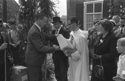 Cadeau voor de nieuwe priester, Vorstenbosch 1966 (foto: Fotopersbureau Het Zuiden, collectie BHIC nr. 1656-000081)