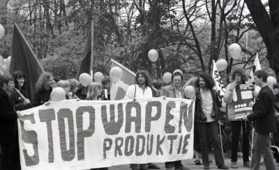 Een groep demonstranten met spandoek "STOP wapenproductie". ca. 1975-1985, 's-Hertogenbosch