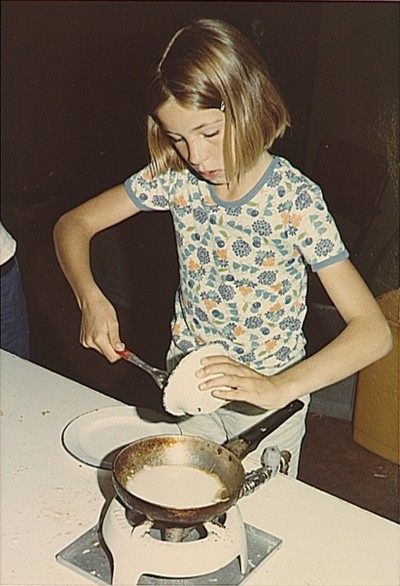 Zelf pannenkoeken bakken op Wonderland, Eindhoven 1976 (foto: Stichting Eindhovens vakantiecomité, collectie RHC Eindhoven nr. 0006215)