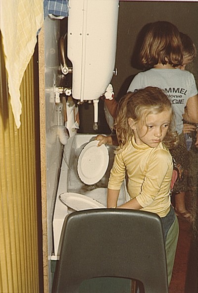 Afwassen bij de geiser op Wonderland, Eindhoven 1976 (foto: Stichting Eindhovens vakantiecomité, collectie RHC Eindhoven nr. 0006216)