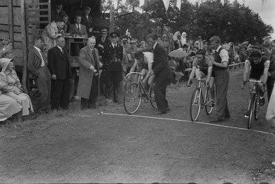 Renners klaar voor de start bij de opening van de wielerbaan in Nuland, 1950