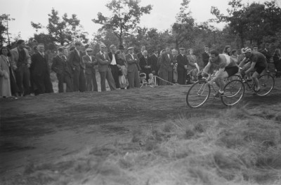 Wielrenners op de wielerbaan. Nuland, 1950