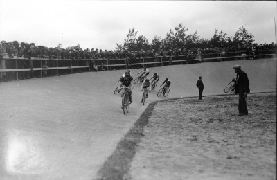 Wielrenners op de baan in Boxtel, 1934
