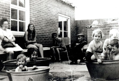 Afkoelen in de tobbe. Schaijk, 1965